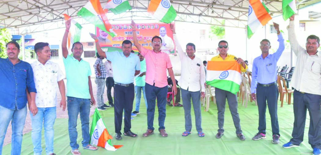 तिरंगे का सम्मान करना भाजापाईयों के बस में नहीं- कांग्रेस