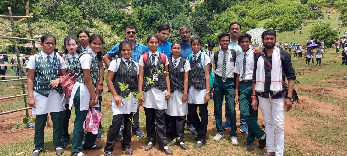 मड़वारानी पहाड़ में हजारों स्कूली बच्चों ने रोपे पौधे मड़वारानी पहाड़ में हजारों स्कूली बच्चों ने रोपे पौधे