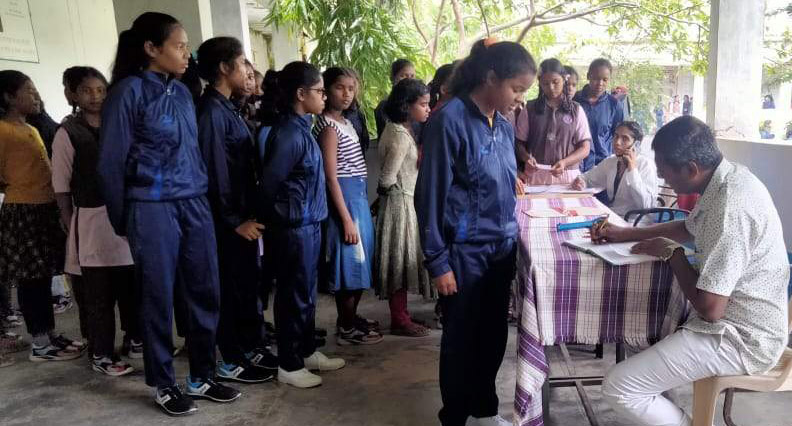 एकलव्य विद्यालय सन्ना में 420 छात्रों की आंखों की जांच