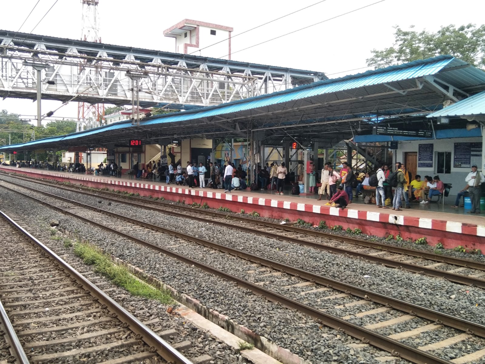 लगातार रद्द हो रहे ट्रेनों से त्यौहारी सीजन के कारोबार पर असर