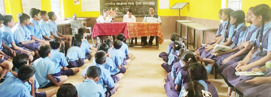 विधार्थियों ने नो बैग डे का लुत्फ उठा स्कूल में बनाई मूर्तियां