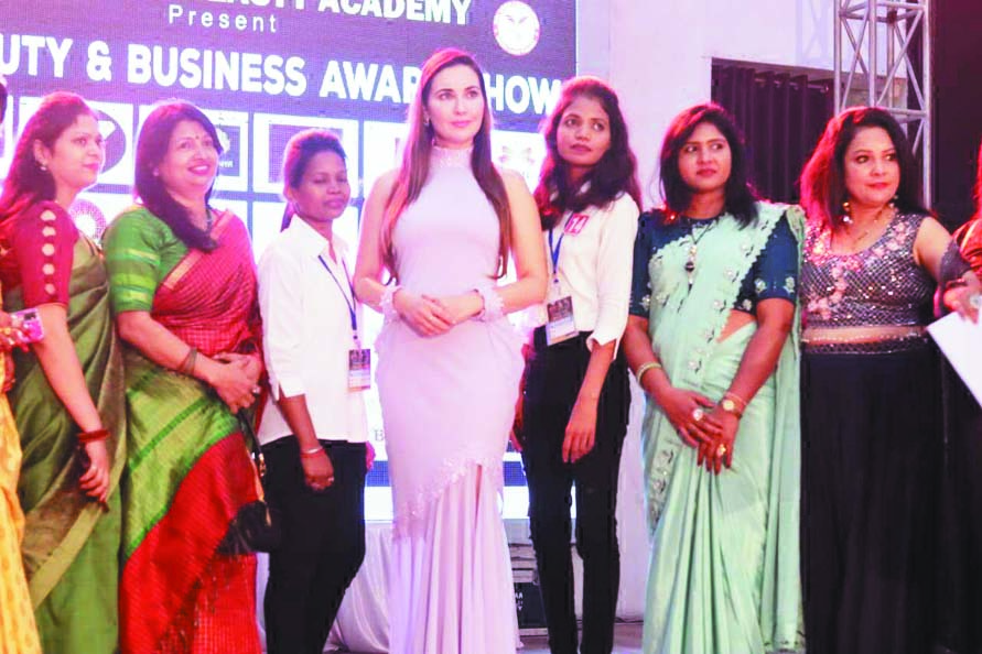 सीजी ब्यूटी एंड बिजनेस एवार्ड में बतौर  स्पेशल गेस्ट शामिल हुईं बबीता शर्मा