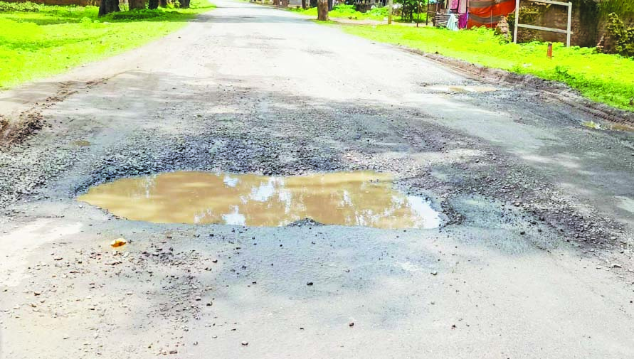 बारिश से पहले मरम्मत, फिर उखड़ी, जगह-जगह गड्ढे 