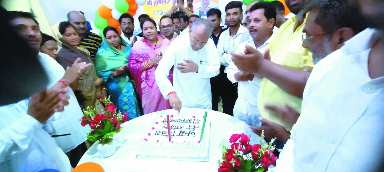 गृहमंत्री को जन्मदिन पर बधाई देने भीड़ गृहमंत्री को जन्मदिन पर बधाई देने भीड़