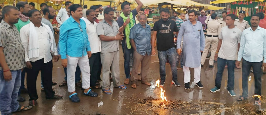 राष्ट्रध्वज अपमान- कांग्रेसियों ने भाजपा का पुतला फूंका