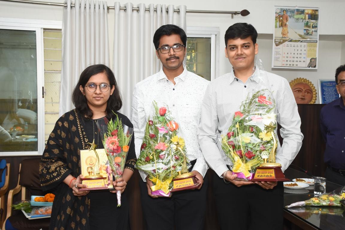 प्रखर, पूजा को आईएएस और ईशु को मिला आईपीएस