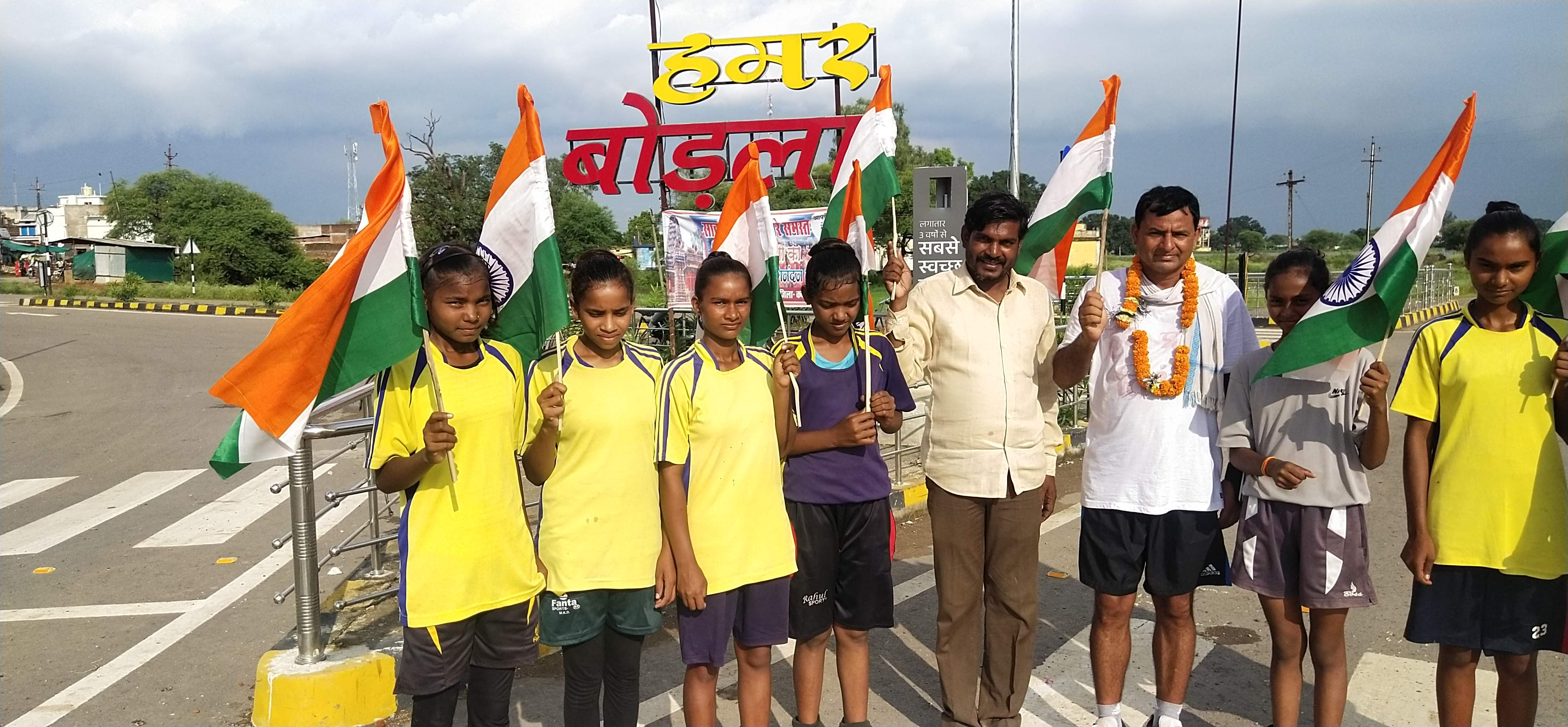 ‘हर घर तिरंगा’ अभियान को जन-जन तक पहुंचाने सैनी रायपुर से दिल्ली पदयात्रा पर, कवर्धा पहुंचने पर जोरदार स्वागत ‘हर घर तिरंगा’ अभियान को जन-जन तक पहुंचाने सैनी रायपुर से दिल्ली पदयात्रा पर, कवर्धा पहुंचने पर जोरदार स्वागत