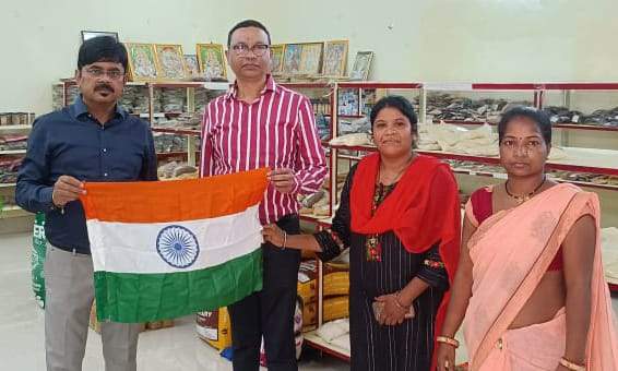 कलेक्टर ने सी-मार्ट से लिया तिरंगा झण्डा , किया प्रोत्साहित कलेक्टर ने सी-मार्ट से लिया तिरंगा झण्डा , किया प्रोत्साहित