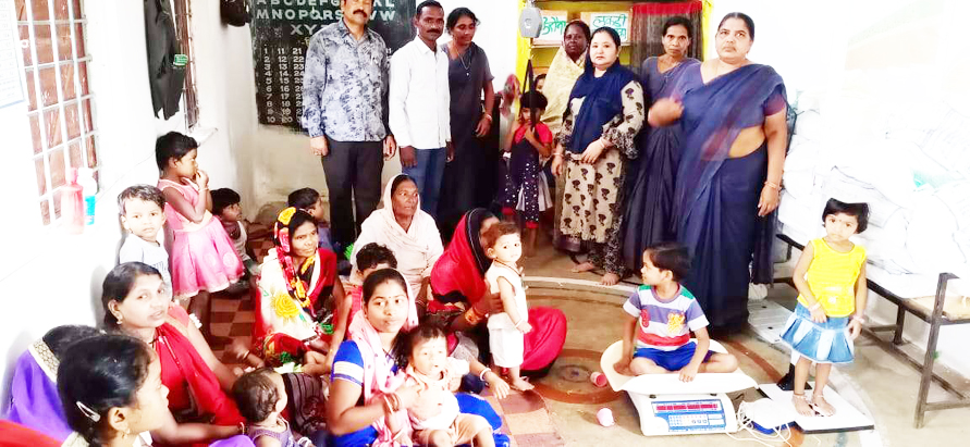 आंगनबाड़ी केंद्र में मनाया वजन त्यौहार, उचित देखरेख के दिए निर्देश