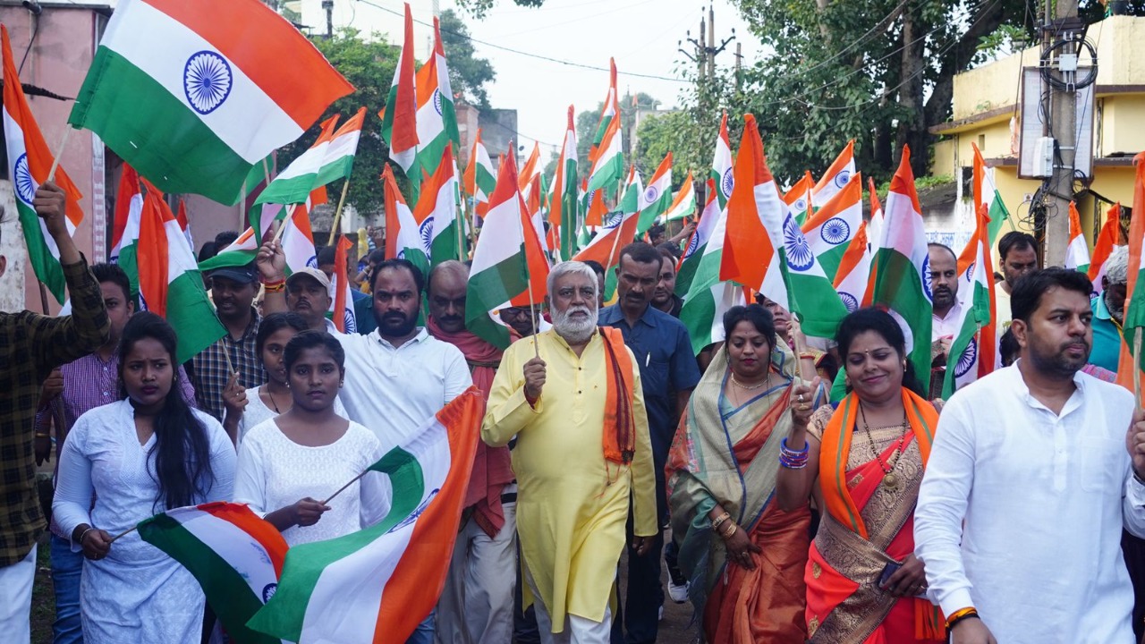 रामजन्मोत्सव समिति ने राष्ट्रध्वज फहराने की अलख जगाने निकाली पदयात्रा
