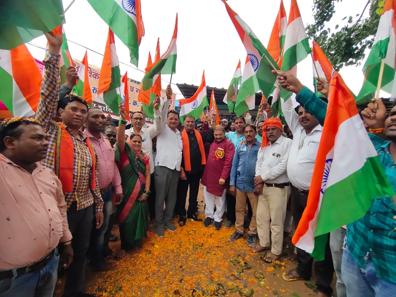 सांसद व जिलाध्यक्ष ने किया तिरंगा अभियान की शुरूआत