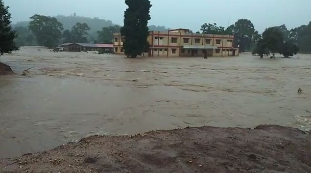 24 घंटे से तेज बारिश, नदियां उफान पर