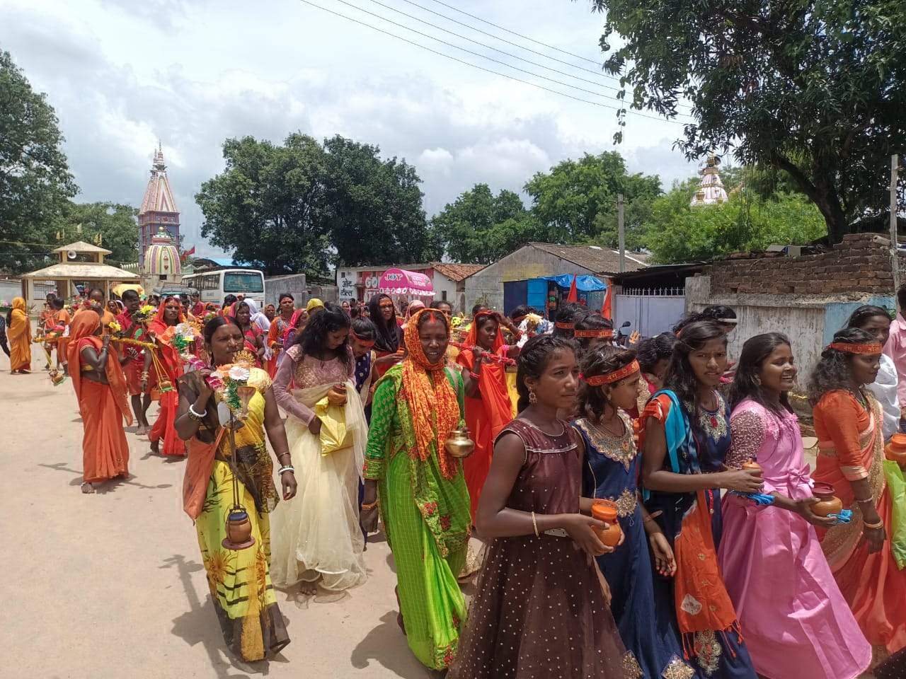 सावन के आखिरी सोमवार को भक्तों का उमड़ा जनसैलाब