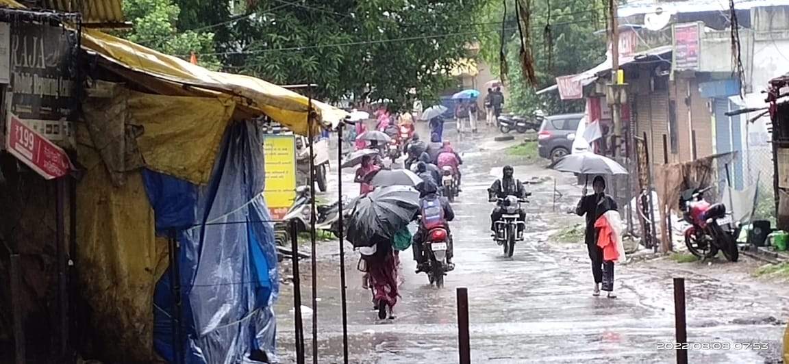 लगातार हो रही बारिश, नदी-नाले उफने लगातार हो रही बारिश, नदी-नाले उफने