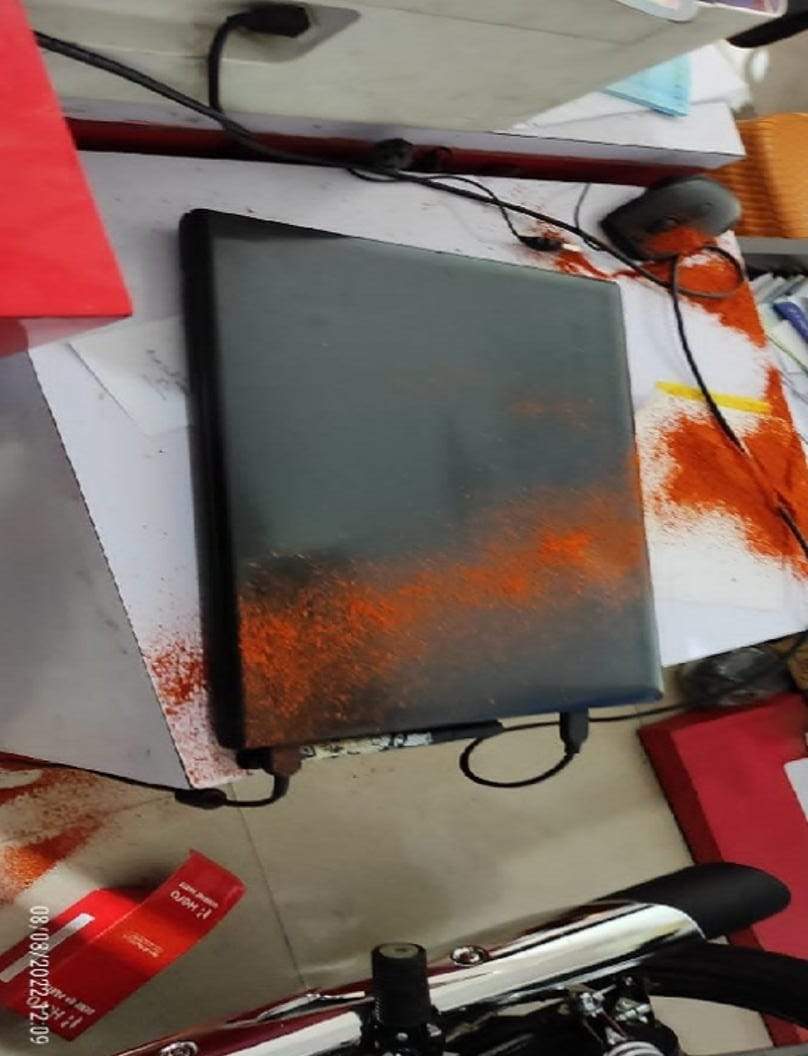 बाईक शो रूम के लॉकर से पौने 8 लाख चोरी, मिर्च पाउडर बिखेर भाग गए चोर