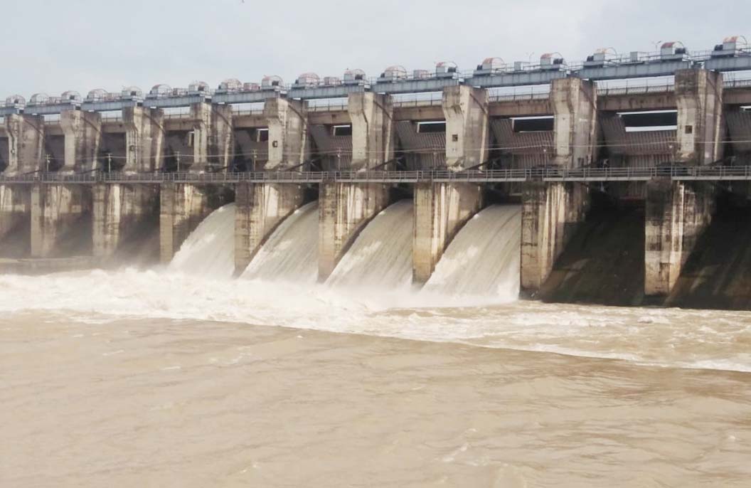 रातभर बारिश, खतरे के निशान पर गंगरेल, खोले गए 4 गेट, आवक 10 हजार क्यूसेक