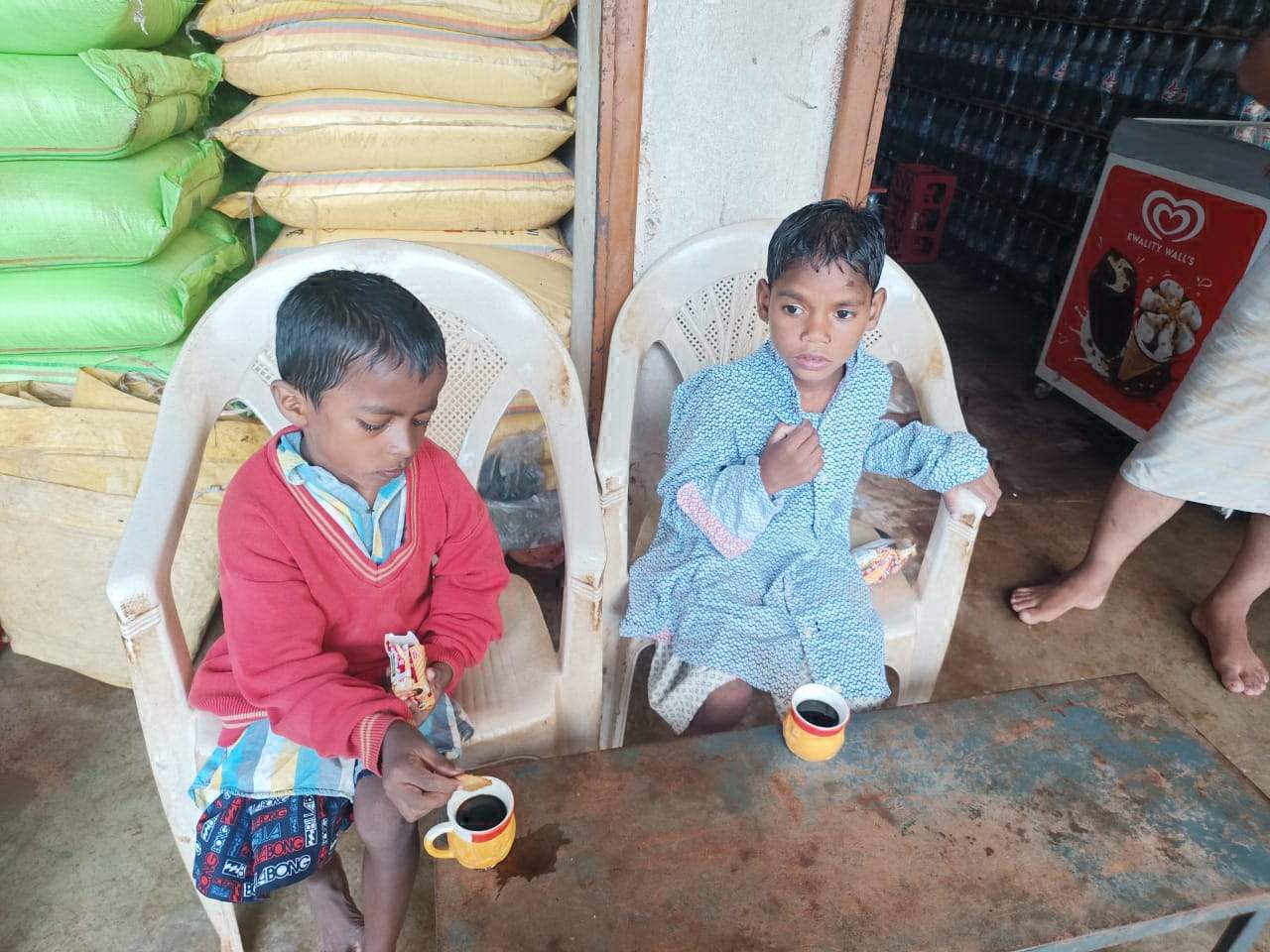 अनजान युवक ने 2 मासूम बच्चों को बिठा दिया बस में