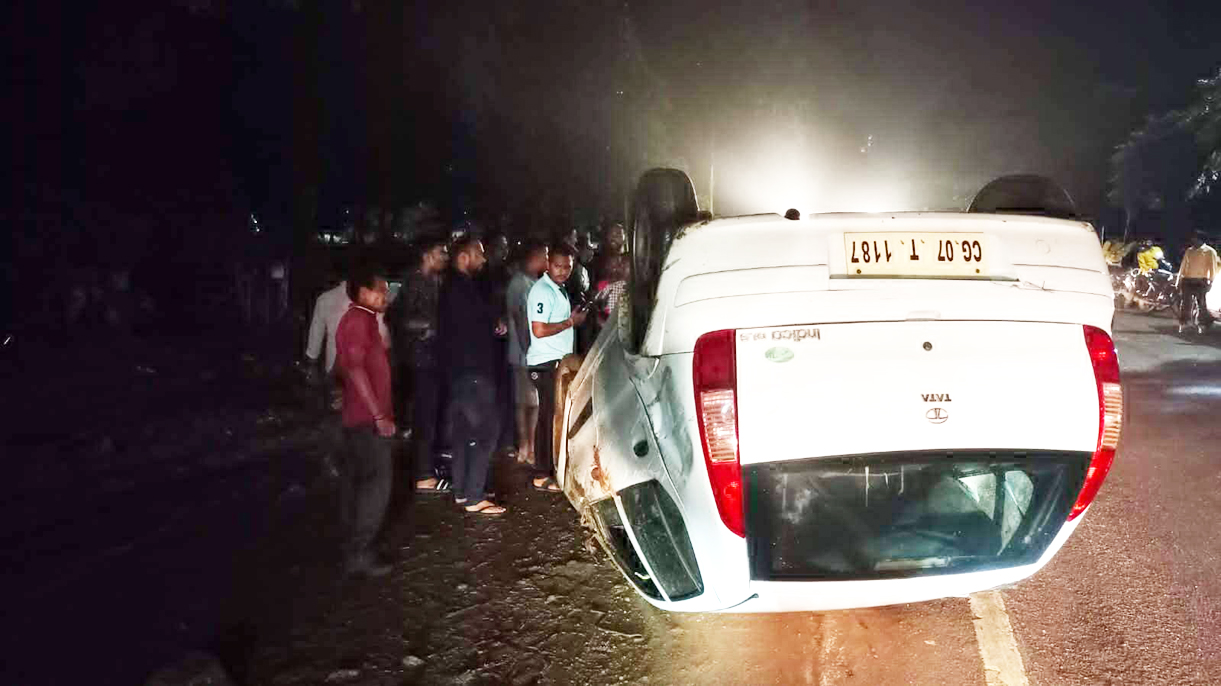 गौरव पथ पर कार बेकाबू होकर पलटी, चालक घायल गौरव पथ पर कार बेकाबू होकर पलटी, चालक घायल
