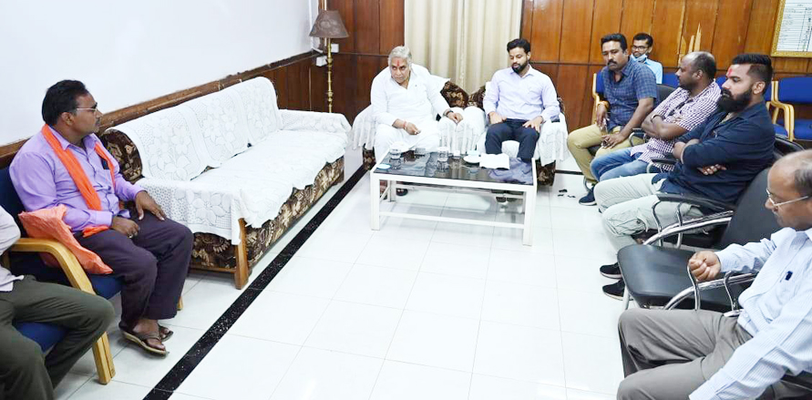 कलेक्टर ने ठेकेदार-हमाल यूनियन की बैठक ली, सामंजस्य से काम करने वोरा ने दिए निर्देश कलेक्टर ने ठेकेदार-हमाल यूनियन की बैठक ली, सामंजस्य से काम करने वोरा ने दिए निर्देश