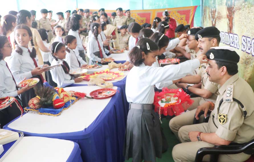 बीएसएफ के जवानों ने स्कूली छात्राओं के साथ मनाया रक्षाबंधन बीएसएफ के जवानों ने स्कूली छात्राओं के साथ मनाया रक्षाबंधन
