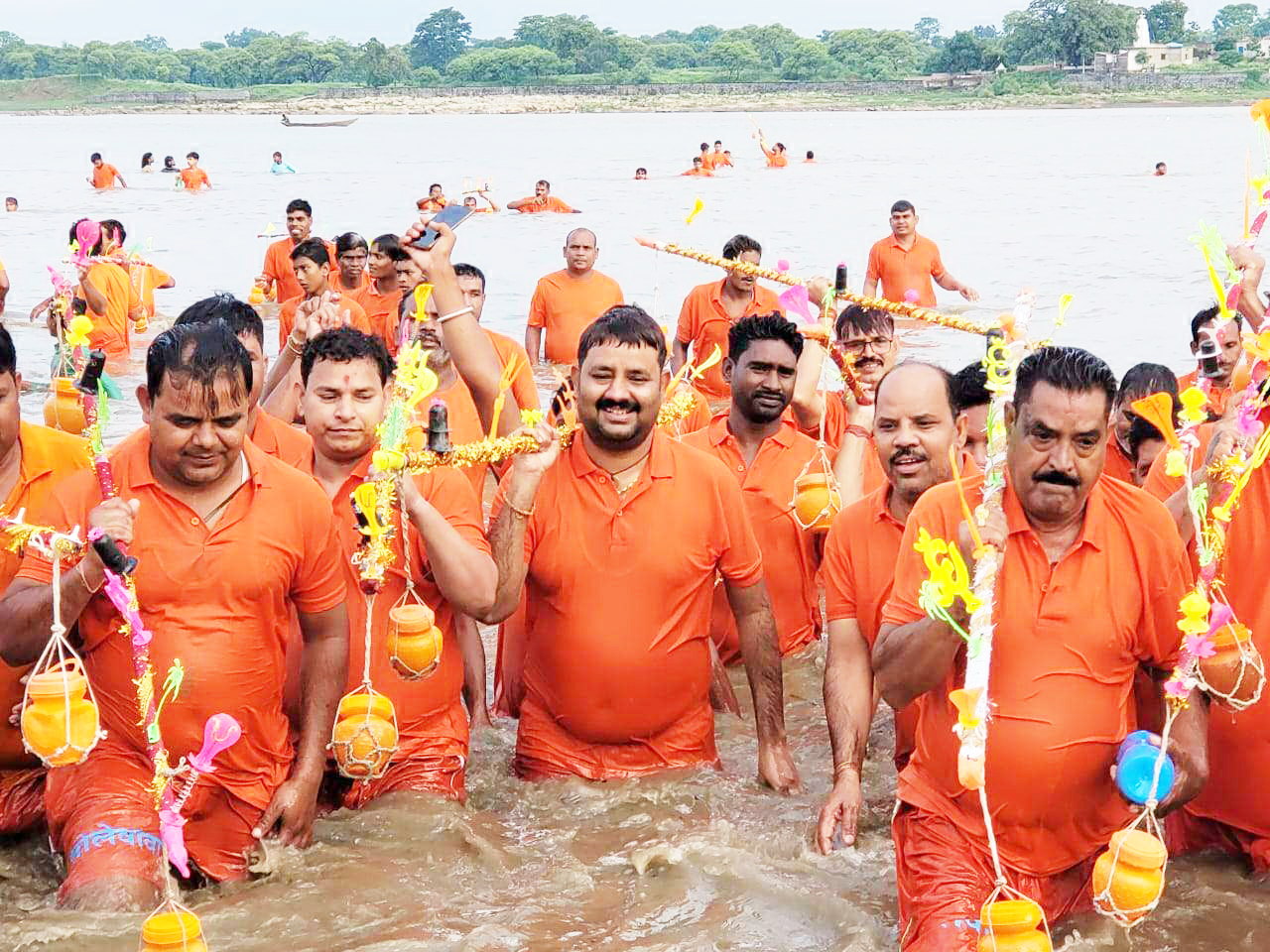 चन्द्रदेव के नेतृत्व में निकली कांवर यात्रा चन्द्रदेव के नेतृत्व में निकली कांवर यात्रा