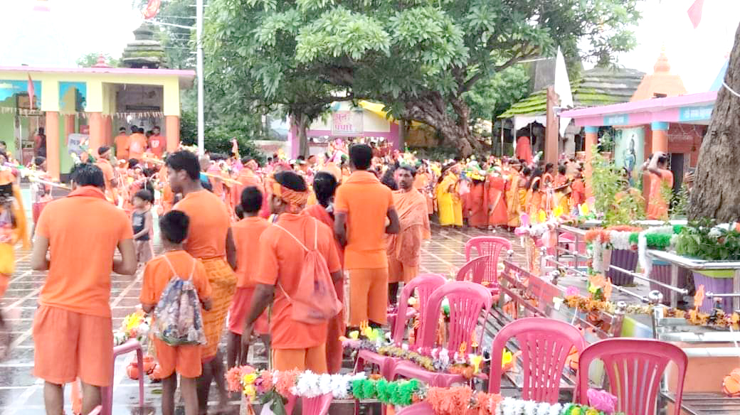 कर्णेश्वर धाम में जलाभिषेक करनी उमड़ी भीड़ औषधीय पौधे से निखरेगा कर्णेश्वर धाम