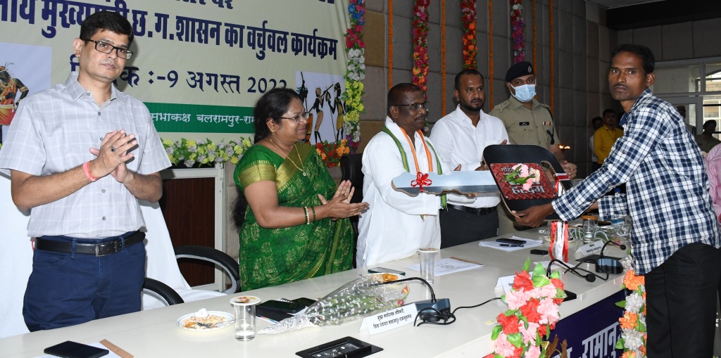 आदिवासी दिवस पर विशेष पिछड़ी जनजाति के 6 युवाओं को सहायक शिक्षक के पद पर मिली नियुक्ति