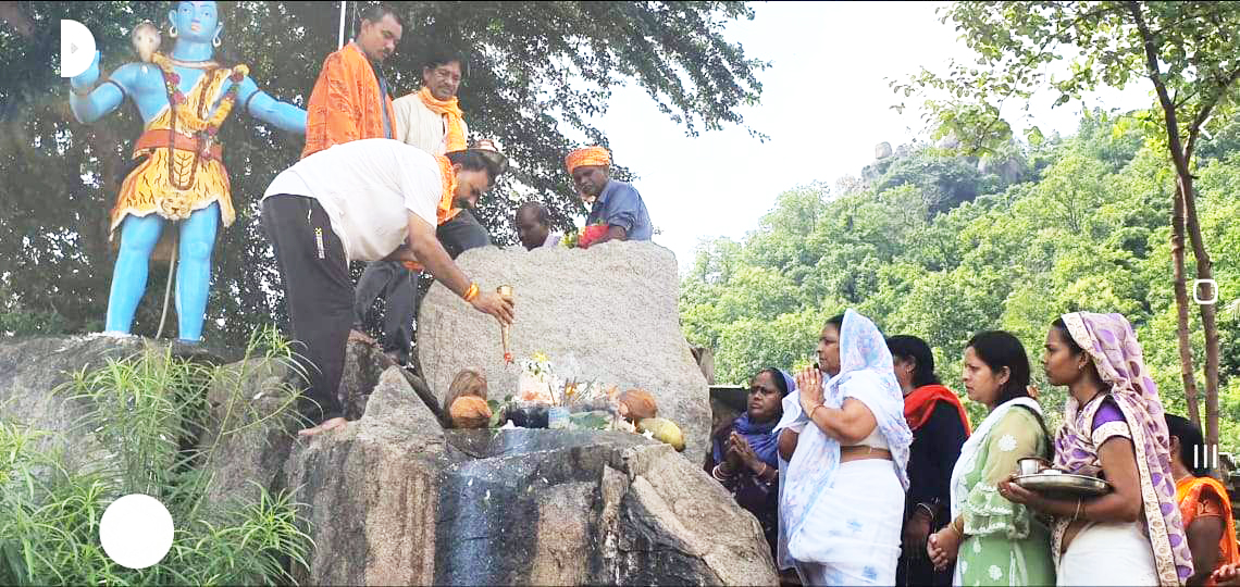 सावन के अंतिम सोमवार को हवन- पूजन और शोभायात्रा सावन के अंतिम सोमवार को हवन- पूजन और शोभायात्रा