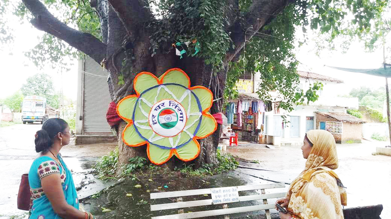 वेस्ट मटेरियल से बनाई हर घर तिरंगा अभियान की राखी और बांधा पीपल को, एक राखी ने दिए कई संदेश वेस्ट मटेरियल से बनाई हर घर तिरंगा अभियान की राखी और बांधा पीपल को, एक राखी ने दिए कई संदेश