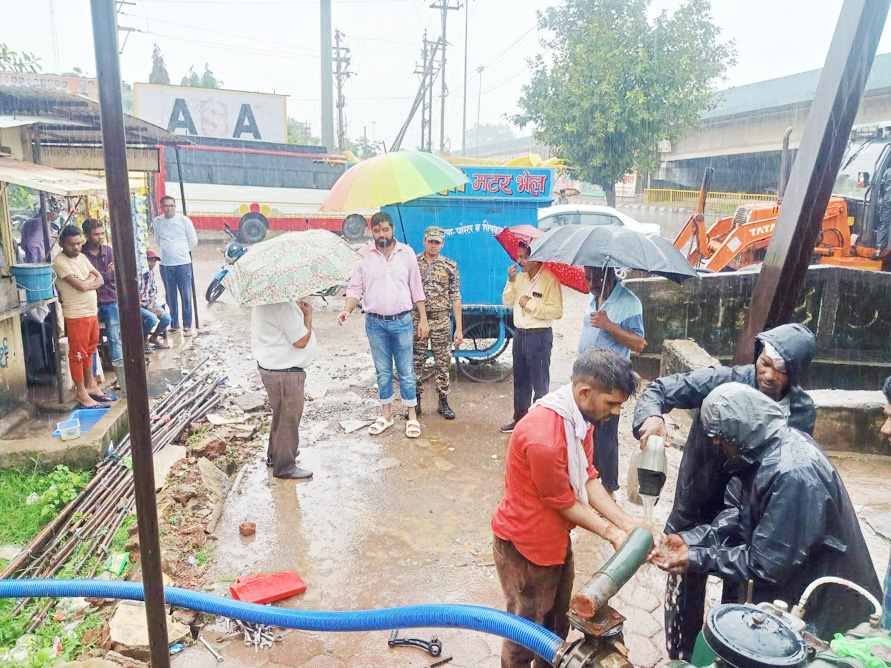 मूसलाधार बारिश में मेयर-आयुक्त ने किया शहर भ्रमण
