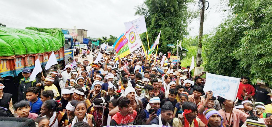 विश्व आदिवासी दिवस में पारम्परिक वेशभूषा धारण के साथ युवाओं का दिखा उत्साह विश्व आदिवासी दिवस में पारम्परिक वेशभूषा धारण के साथ युवाओं का दिखा उत्साह