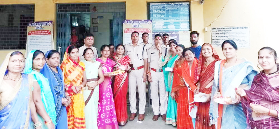 भाजपा महिला मोर्चा की बहनों ने पुलिस जवानों की कलाइयों पर बांधा रक्षा सूत्र भाजपा महिला मोर्चा की बहनों ने पुलिस जवानों की कलाइयों पर बांधा रक्षा सूत्र