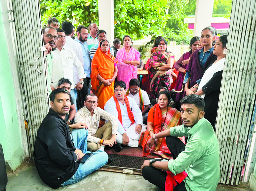 तिरंगे पर राजनीति, पहले कांग्रेसियों ने थाने में हंगामा कर जिलाध्यक्ष पर कराया केस, अब भाजपाई राजनांदगांव महापौर पर एफआईआर कराने उतरे तिरंगे पर राजनीति, पहले कांग्रेसियों ने थाने में हंगामा कर जिलाध्यक्ष पर कराया केस, अब भाजपाई राजनांदगांव महापौर पर एफआईआर कराने उतरे