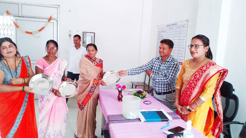 छात्रावास में वृक्षारोपण कर मनाया गया आदिवासी दिवस छात्रावास में वृक्षारोपण कर मनाया गया आदिवासी दिवस