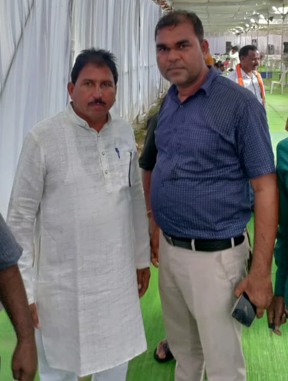 कुर्मिगुंडरा के किसानों ने धान खरीदी केंद्र में शेड निर्माण की माँग को लेकर मिले दुर्ग मंडी बोर्ड अध्यक्ष से