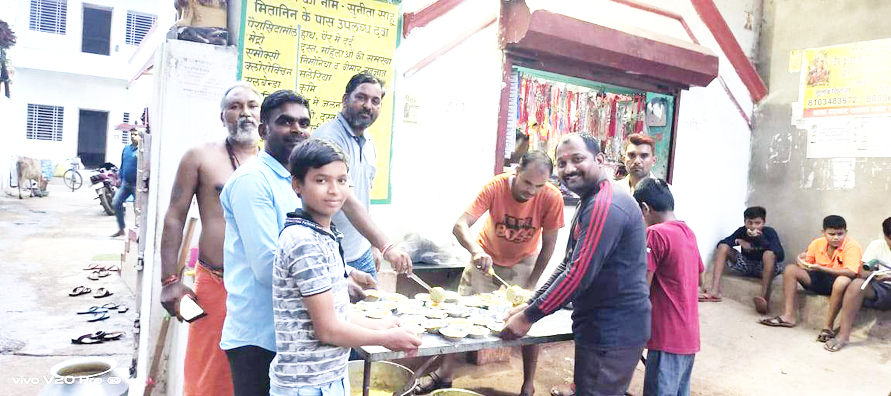 बाबा दरबार धनोरा में बांटे प्रसाद बाबा दरबार धनोरा में बांटे प्रसाद