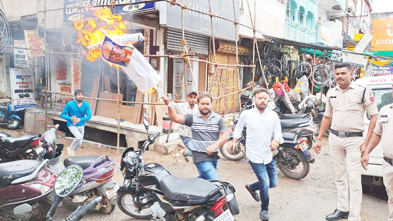 भाजयुमो ने फूंका गृहमंत्री का पुतला भाजयुमो ने फूंका गृहमंत्री का पुतला