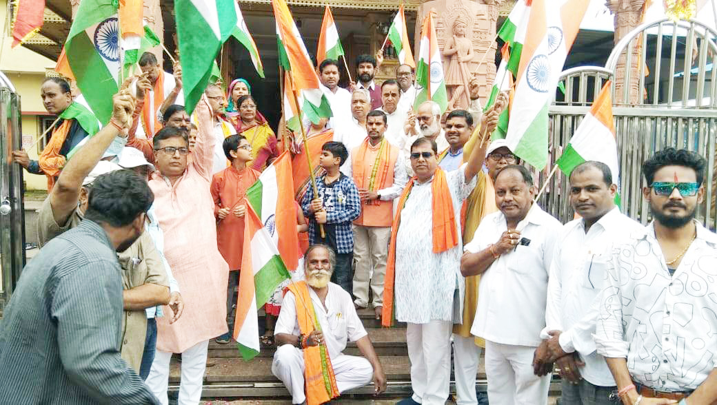 भाजपा का हर घर तिरँगा पदयात्रा प्रारंभ, बरसते पानी में हाथों में तिरँगा लेकर निकले कार्यकर्ता, जगह-जगह स्वागत भाजपा का हर घर तिरँगा पदयात्रा प्रारंभ, बरसते पानी में हाथों में तिरँगा लेकर निकले कार्यकर्ता, जगह-जगह स्वागत