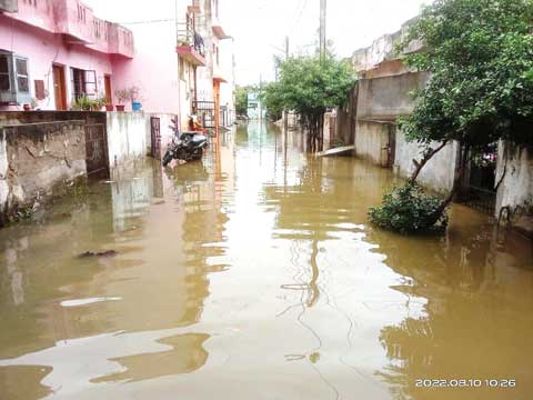 भारी बारिश से मोहल्ले लबालब भारी बारिश से मोहल्ले लबालब
