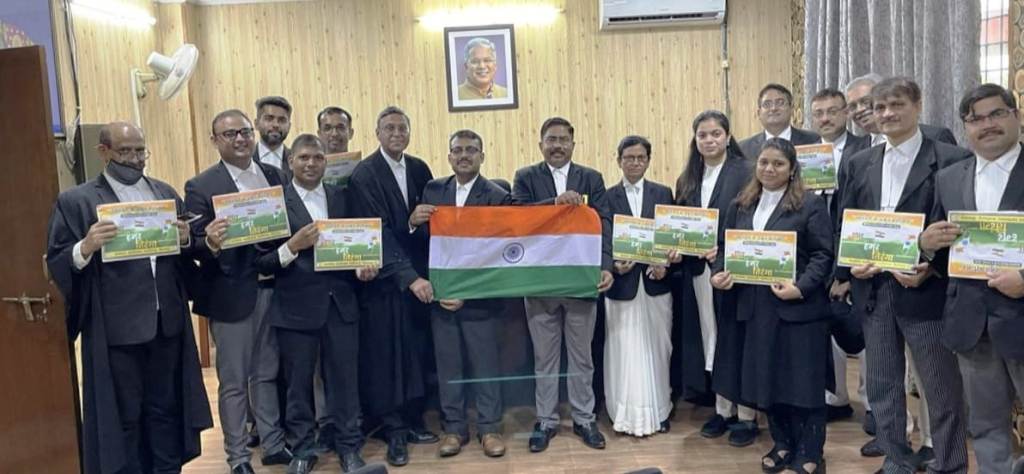 हर घर तिरंगा अभियान में शामिल होंगे विधि अधिकारी, राष्ट्रध्वज का वितरण