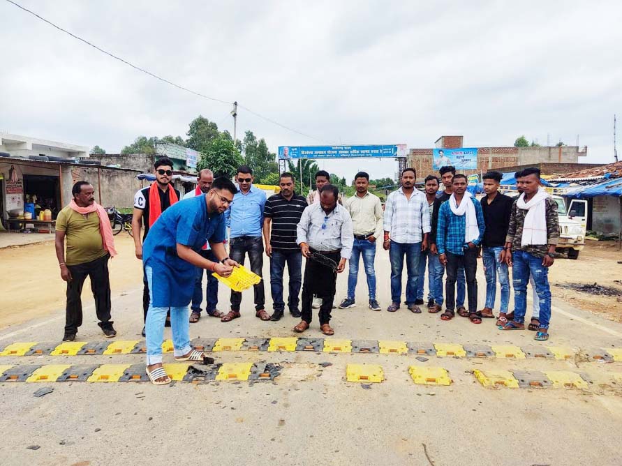 नवापारा कुन्नी मोड़ पर बना स्पीड ब्रेकर 10 दिनों में खस्ताहाल नवापारा कुन्नी मोड़ पर बना स्पीड ब्रेकर 10 दिनों में खस्ताहाल