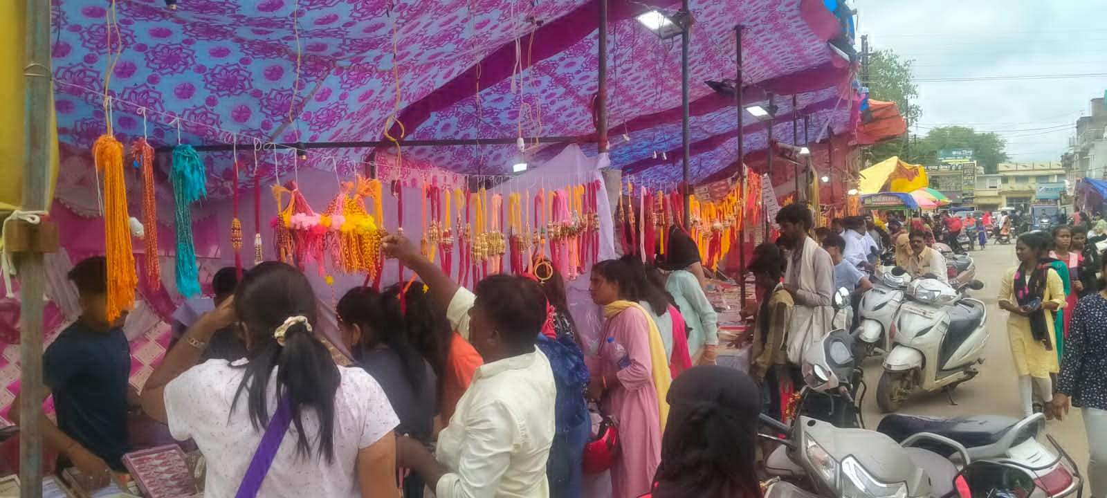 आज रक्षाबंधन, महंगाई की मार के बाद भी खरीदारी के लिए उमड़ी भीड़ आज रक्षाबंधन, महंगाई की मार के बाद भी खरीदारी के लिए उमड़ी भीड़