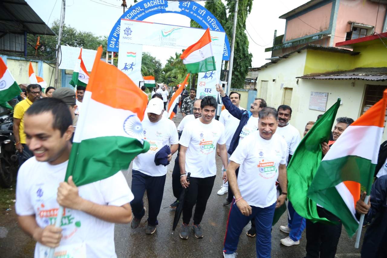 एनएमडीसी बचेली व किरंदुल द्वारा फ्रीडम रन का आयोजन