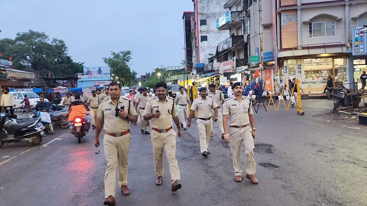 संवेदशील क्षेत्रों में पुलिस की पैदल पेट्रोलिंग संवेदशील क्षेत्रों में पुलिस की पैदल पेट्रोलिंग