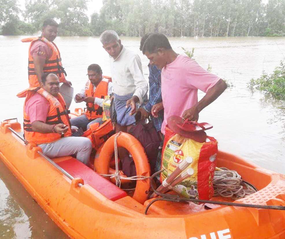 बाढ़ में फंसे 5 को एसडीआरएफ की टीम ने निकाला बाढ़ में फंसे 5 को एसडीआरएफ की टीम ने निकाला