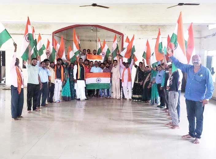 भाजपा ने गातापार जंगल में लगाया घर-घर तिरंगा भाजपा ने गातापार जंगल में लगाया घर-घर तिरंगा