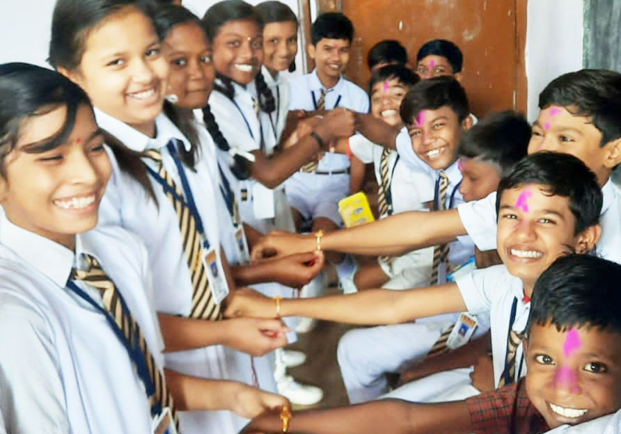 बहनों ने बांधी भाईयों को राखी, हर्षोल्लास से मनाया रक्षाबंधन बहनों ने बांधी भाईयों को राखी, हर्षोल्लास से मनाया रक्षाबंधन
