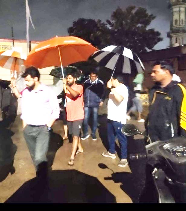 बरसते पानी में कलेक्टर ने रात 2 बजे तक कई स्थानों में पानी निकासी व जलभराव की स्थितियों का लिया जायजा बरसते पानी में कलेक्टर ने रात 2 बजे तक कई स्थानों में पानी निकासी व जलभराव की स्थितियों का लिया जायजा
