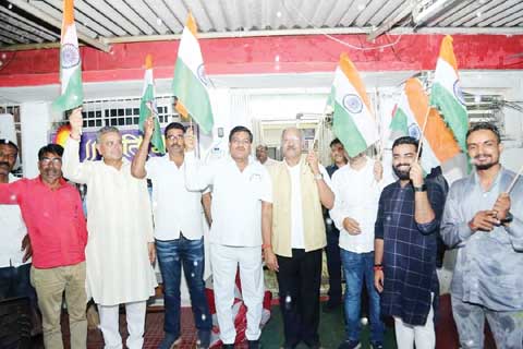 तिरंगा अभियान, झंडा-बांस की किल्लत, लेकिन उत्साह भी, अब लक्ष्य 25 लाख घरों का तिरंगा अभियान, झंडा-बांस की किल्लत, लेकिन उत्साह भी, अब लक्ष्य 25 लाख घरों का