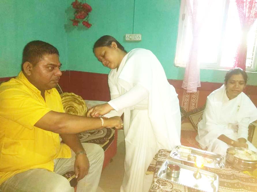 ब्रम्हाकुमारियों ने बांधी राखी, त्यौहार को लेकर असमंजस भी ब्रम्हाकुमारियों ने बांधी राखी, त्यौहार को लेकर असमंजस भी